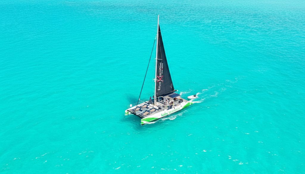 Catamaran from Kabu Xperiences sailing over the turquoise waters of Cape Verde, offering an exclusive sea and adventure experience.